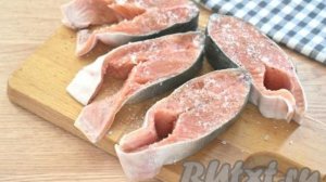 Горбуша в сметане с луком и морковью на сковороде