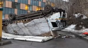 Москва. Многотонный грузовик рухнул с эстакады (17.03.2016 г.)