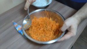 Морковный салат с чесноком и орехами