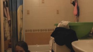 Пранк над подругой закрыла в туалете