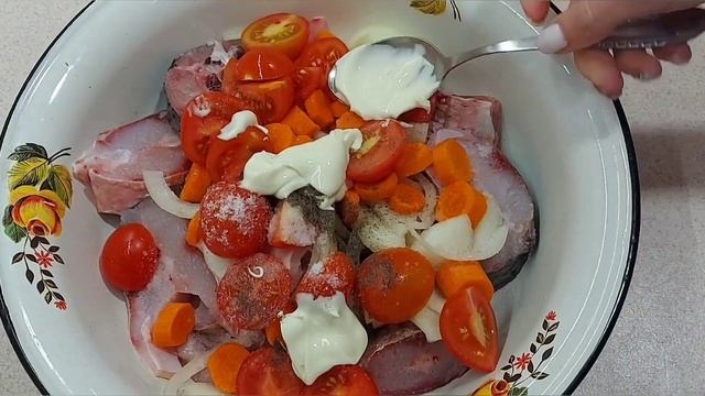 Сочная рыбка с овощами в духовке. Запечённый пеленгас.