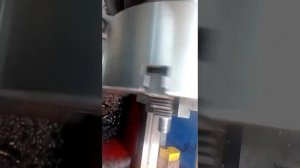 как плашкой нарезать резьбу ровно