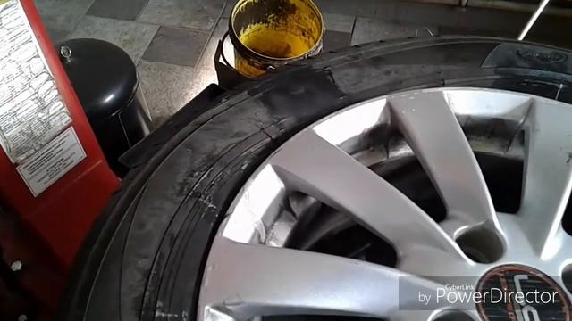 Возле дома наехал на штырь, порвал покрышку!!! РЕМОНТ ПОКРЫШКИ, БОКОВОЙ ПОРЕЗ!! смотреть онлайн