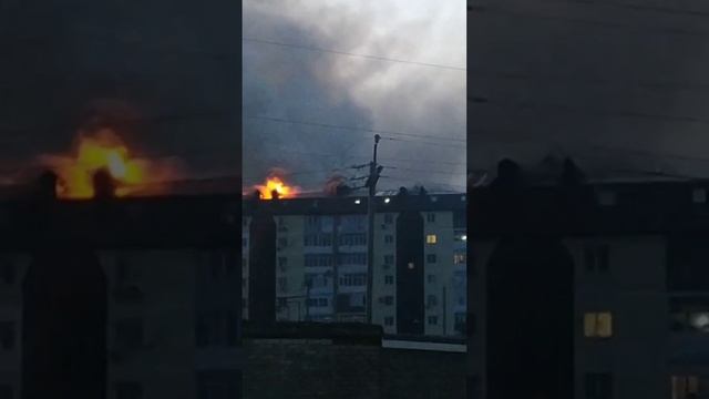 В Анапе начался сильный пожар на крыше жилого дома