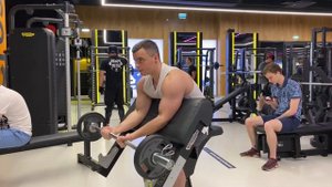 Подъем штанги на бицепс на скамье Скотта