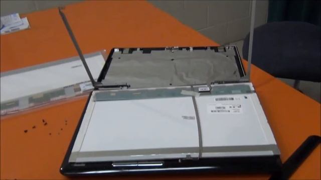 Laptop screen replacement / How to replace laptop screen Toshiba Satellite L555D-S7005 смотреть онлайн