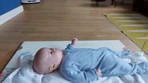 08.05.21 🎈😋 Роб и шарик. Новорожденный играет с шариком  😋🎈