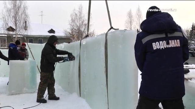 В Ревде началось строительство новогоднего ледового городка смотреть онлайн