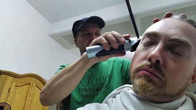 Очки за 100 евро и стрижка за миллион !!!! Мастер Евгений творит эксклюзивные , стильные причёски ! смотреть онлайн