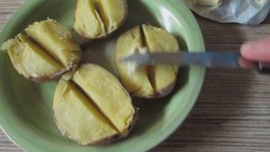 Как приготовить печеную картошку в микроволновке