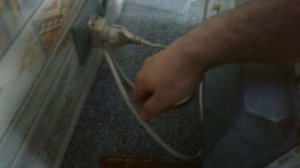 Задействованы только фаза и ноль, а всё равно бьёт током