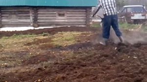 Пашем землю мотоблоком