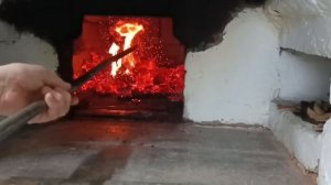 Жарим грузди, топим печь и готовим обед.