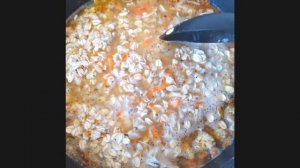 Очень вкусная овсянка с морковью, луком и куриной грудкой на бульоне.