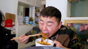 【超小厨】老公嘴馋点外卖,麻辣火锅煮牛蛙,媳妇看着鲜虾清汤面,委屈急眼了