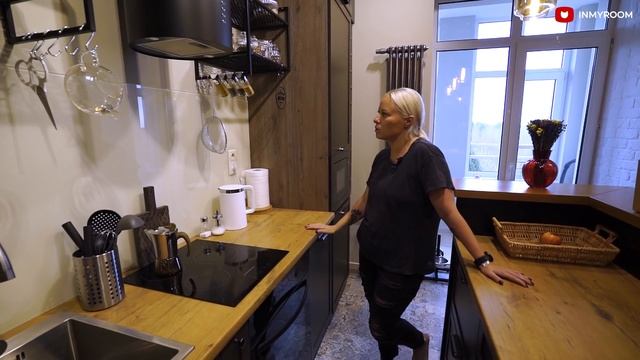 РУМТУР: Маленький лофт со спальней на втором этаже и местами для отдыха смотреть онлайн