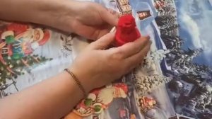 Новогодний гномик из втулки и пряжи.