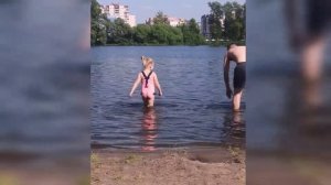 Саша грустила по морю. Хорошо что рядом речка🐟🌈🌞