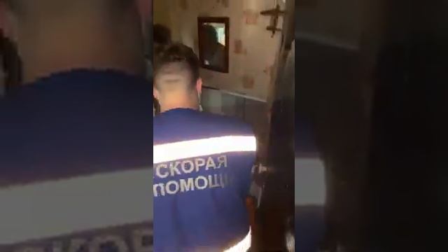 Бабушка. 90 лет. Не отвечает на звонки и не открывает дверь.