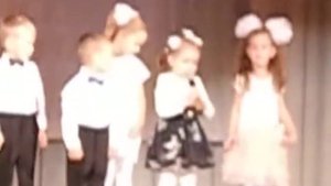 Дети с поздравление к Дню пожилого человека.