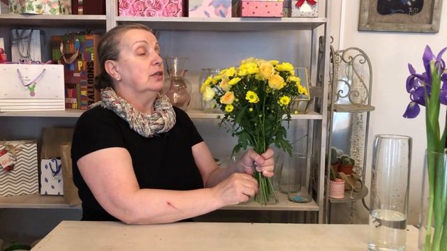 Простой букет с хризантемой и ирисами. Флористика для начинающих
