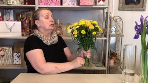 Простой букет с хризантемой и ирисами. Флористика для начинающих