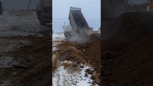 Работа самосвала маз, подъем кузова, доставка перегноя.