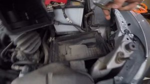 Замена воздушного фильтра на Mazda CX7 2,5 литра