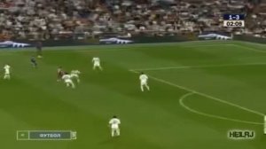 Иньеста расписывает