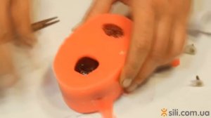 Снятие силиконовой формы со свежих фруктов.