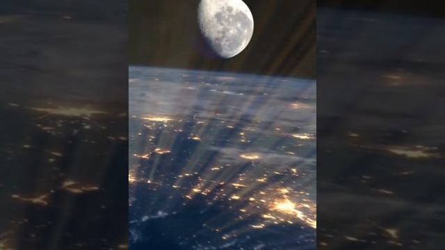 На самом деле у Луны есть атмосфера, но очень разряжённая. смотреть онлайн