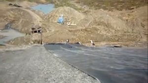 Противофильтрационный экран дамбы из геомембраны