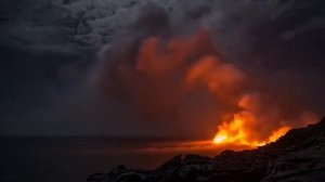 Извержение вулкана. Лава стекает в океан. Столкновение огня и воды!
