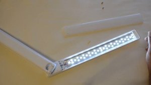 Видео обзор светодиодная лампа настольная с регулировкой уровня яркости на сенсорном управлении, ку