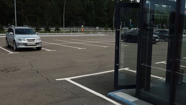 АЭРОПОРТ. КАК РАЗОБРАТЬСЯ КУДА ПРИПАРКОВАТЬСЯ? смотреть онлайн