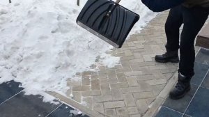 краштест снеговой лопаты из поликарбоната и сравнение с полипропиленовой лопатой