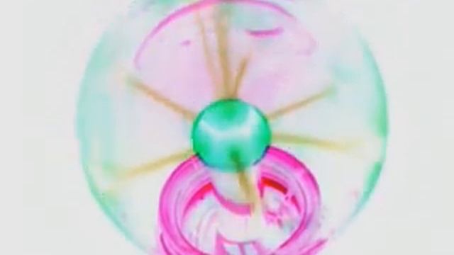 Плазменый шар ионизатора в темноте Негатив смотреть онлайн