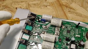 Индукционная варочная панель не включается. Слышен заметный хлопок индукционная не включилась боле