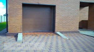 Загородный дом из кирпича 190 м² под Санкт-Петербургом. Кухня-гостиная с выходом на терассу.