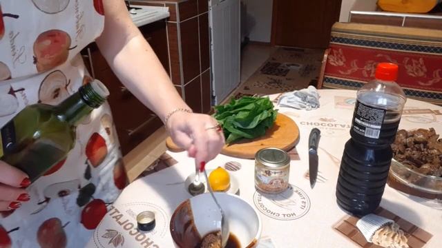 Теплий салат з курячою печінкою,яблуками та шпинатом.