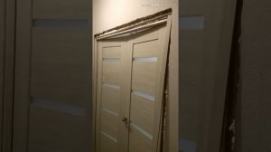 Установка двух створчатой распашной двери в проблемный проем.