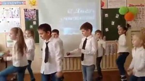 МБОУ Школа №52. С Днем учителя поздравляют первоклассники