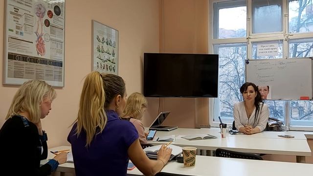 АирисКом студенты учатся: урок по применению химических пилингов.