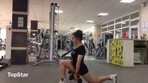 Выпады по залу с гантелями