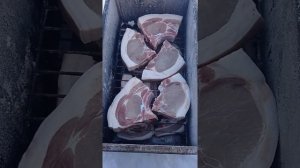 Коптим грудинку и корейку.