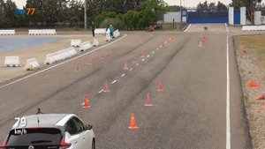 Nissan Leaf 2018 - Maniobra de esquiva (moose test) y eslalon | km77.com