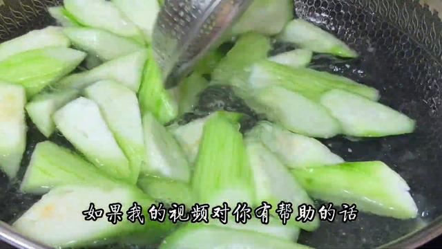總廚教你清炒絲瓜，絲瓜翠綠不發黑，爽滑入味又下飯，少油又健康！【阿朝哥美食】#炒絲瓜做法 #絲瓜  #絲瓜料理