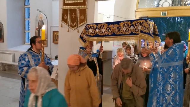 ДО СЛЁЗ… Чин погребения Божией Матери. Крестный ход с плащаницей смотреть онлайн