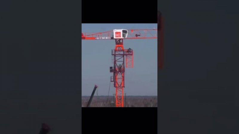 Как кран становится ВЫШЕ. Башенный кран TDK #shorts