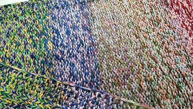 ПОТРЯСАЮЩИЙ КОВРИК из ОСТАТКОВ ПРЯЖИ /красивый/ объемный связана спицами.Вяжется бактус крючком смотреть онлайн